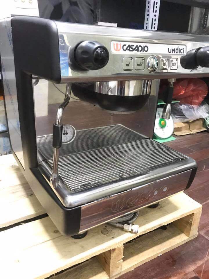 Máy pha cà phê Casadio Undici là dòng máy rất được nhiều chủ quán tin dùng vì phân khúc giárẻ nhưng vẫn đảm  bảo được chất lượng cho ra ly cà phê hoàn hảo