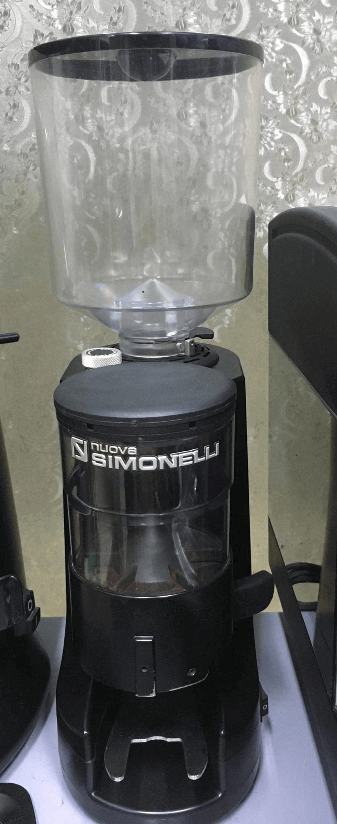 Thanh lý máy xay cà phê Nuova Simonelli MDX đã qua sử dụng : Máy còn mới 90% là dòng máy xay cà phê với công suất lớn được sản xuất bởi thương hiệu nổi tiếng Nuova Simonelli của Ý có thiết kế đơn giản giúp vận hành một cách dễ dàng hơn.