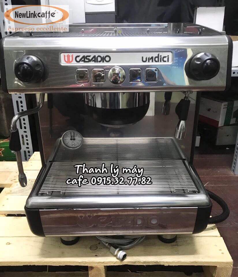 Máy pha cà phê Casadio Undici là dòng máy rất được nhiều chủ quán tin dùng vì phân khúc giárẻ nhưng vẫn đảm  bảo được chất lượng cho ra ly cà phê hoàn hảo