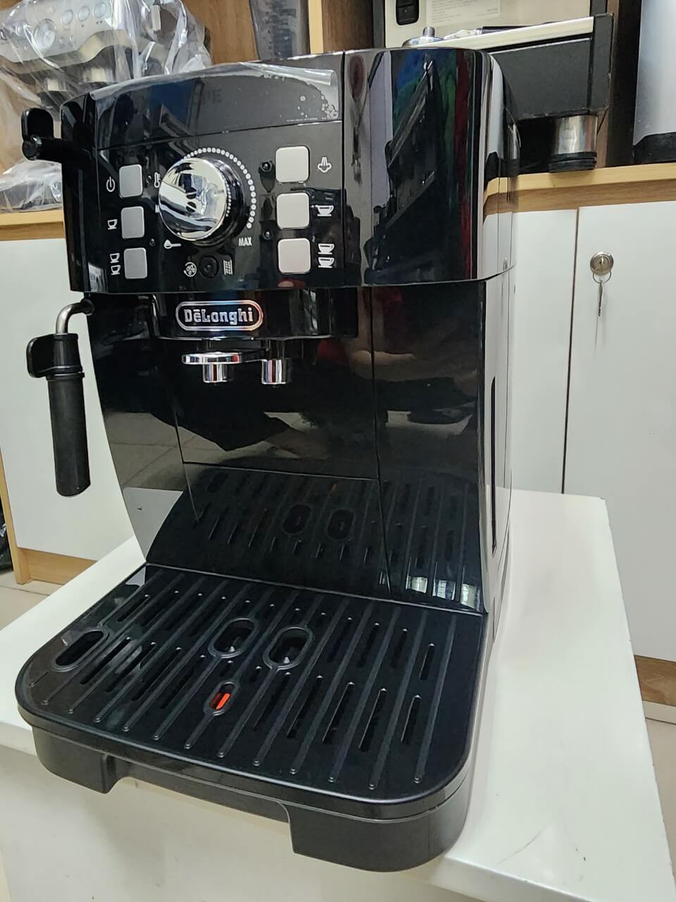 Thanh lý máy pha cà phê Delonghi Ecam 12.122B